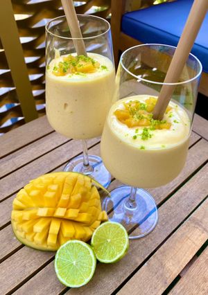 Une photo de Smoothie ou glace des îles mangue, coco, citron vert et rhum