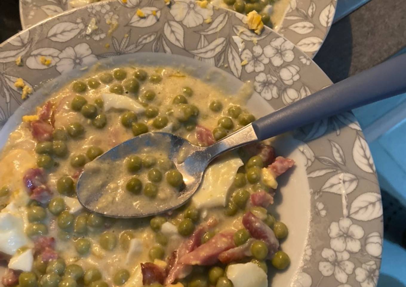 Guisantes con jamoncito y huevo