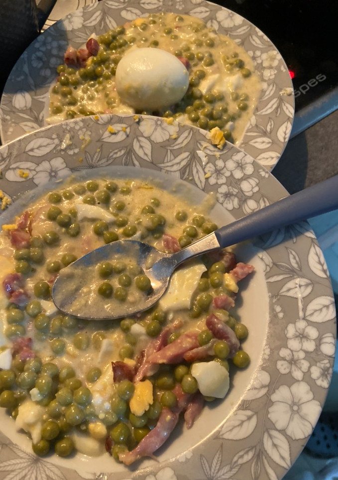 Una foto de Guisantes con jamoncito y huevo