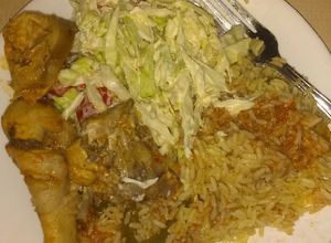 Una foto de Pollo guisado con arroz y ensalada de repollo