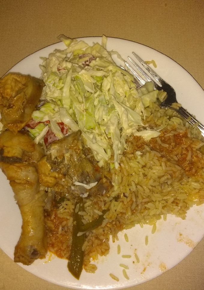 Una foto de Pollo guisado con arroz y ensalada de repollo