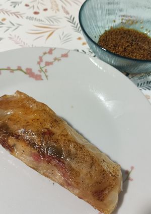 Una foto de Rollitos de obleas de arroz rellenos de pollo mechado y verduras salteadas