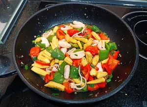 Hình của món Mực xào ớt ngọt bắp non.