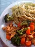 Spaghetti verde y salteado de pollo con verduras