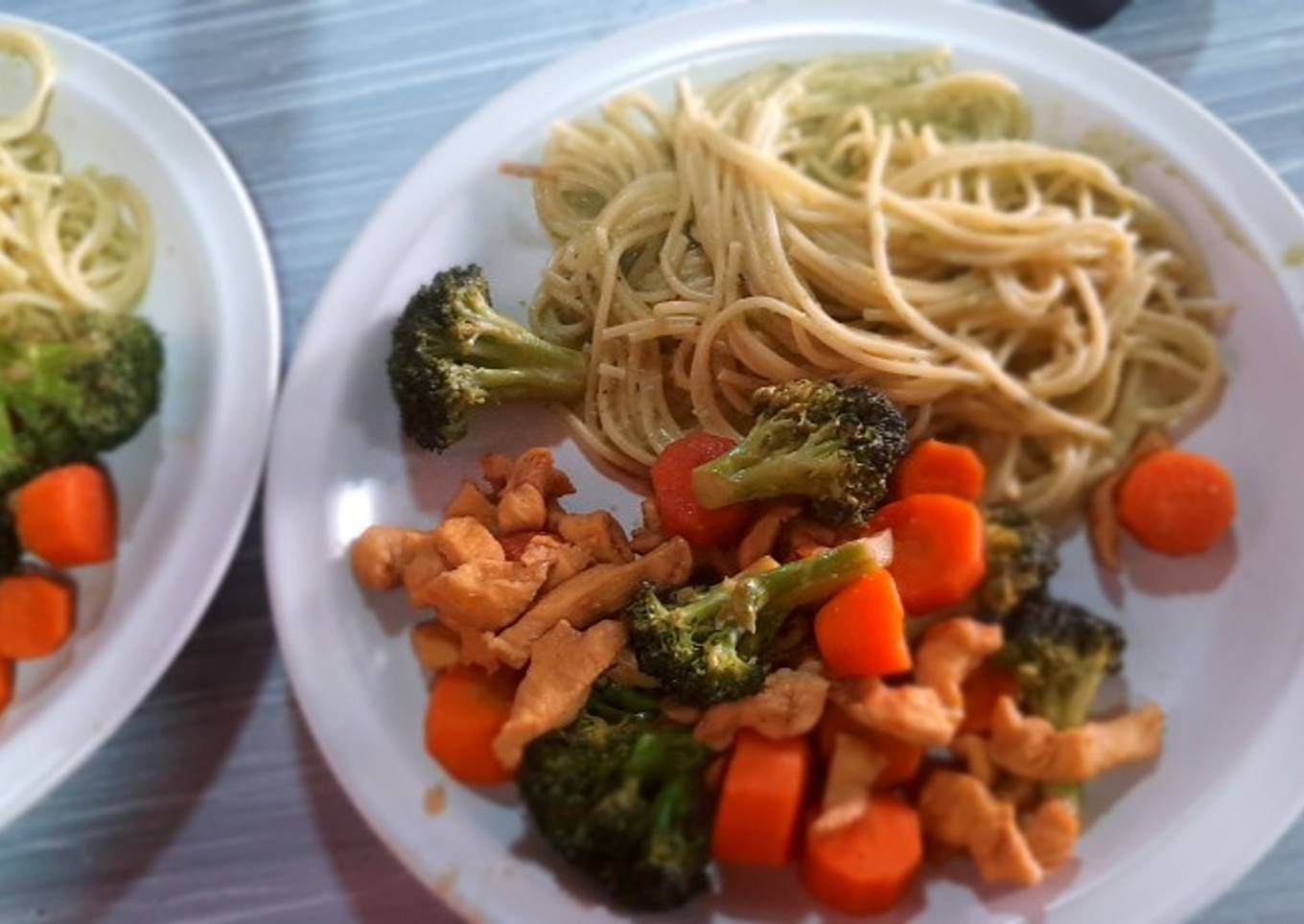 Spaghetti verde y salteado de pollo con verduras