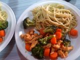 Spaghetti verde y salteado de pollo con verduras