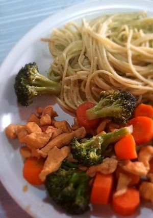 Una foto de Spaghetti verde y salteado de pollo con verduras