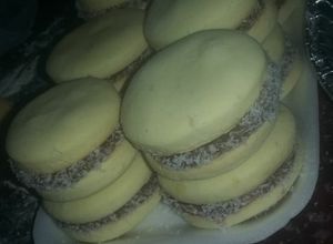 Una foto de Alfajores de maicena con margarina 👌 salen ricos