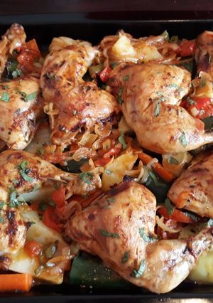 Une photo de Cuisses de poulet au four, légumes vapeur