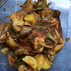 A picture of Chicken Afritada.