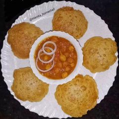 A picture of Chole Puri.
