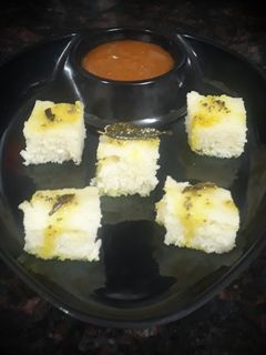 रवा ढोकळा (rava dhokla recipe in marathi) रेसिपी चे मुख्य फोटो 