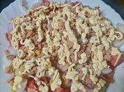 Una foto de ensalada de atun y alcachofa