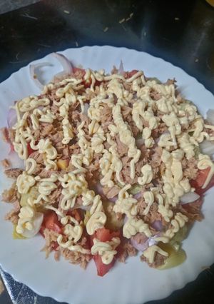 Una foto de Ensalada de alcachofas, tomate, cebolla y atún