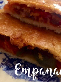 Una foto de Empanada tradicional de pimientos y atún
