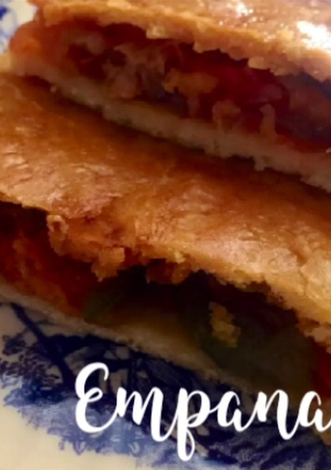 Una foto de Empanada tradicional de pimientos y atún