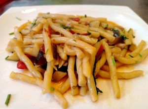 Foto di Strozzapreti Freschi con Zucchine e Pomodori