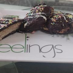 A picture of Choco pie with marshmallow.