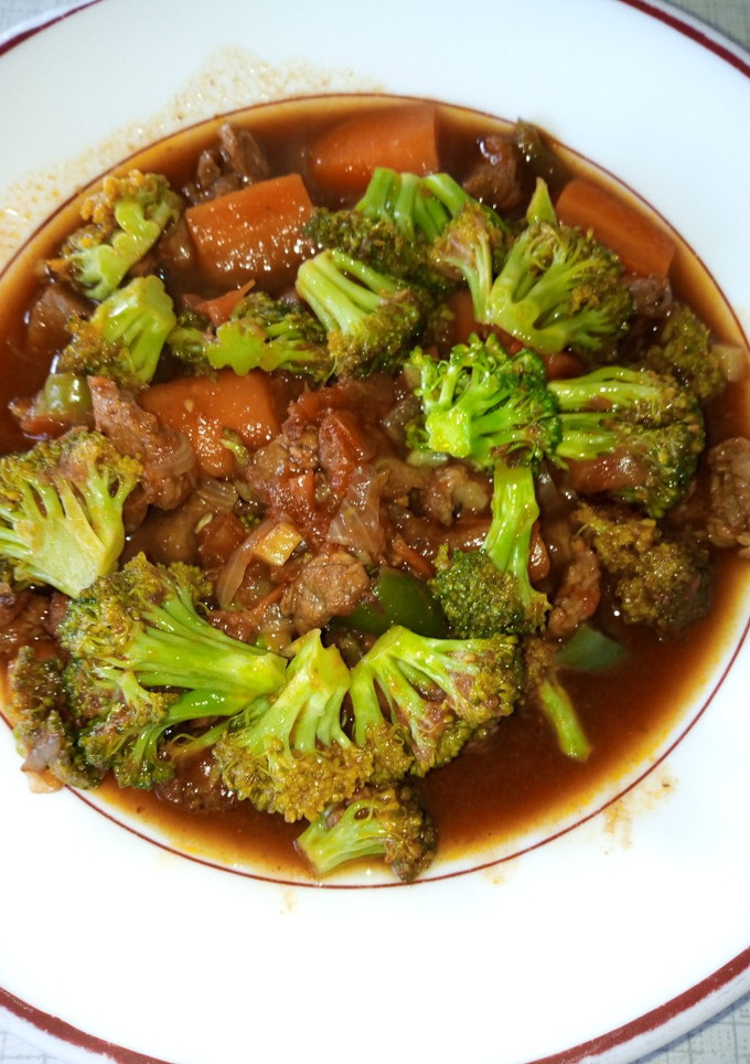 A picture of Beef stew with broccoli.