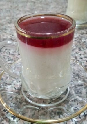 Une photo de Panna cotta crème de riz / cerises 🍒