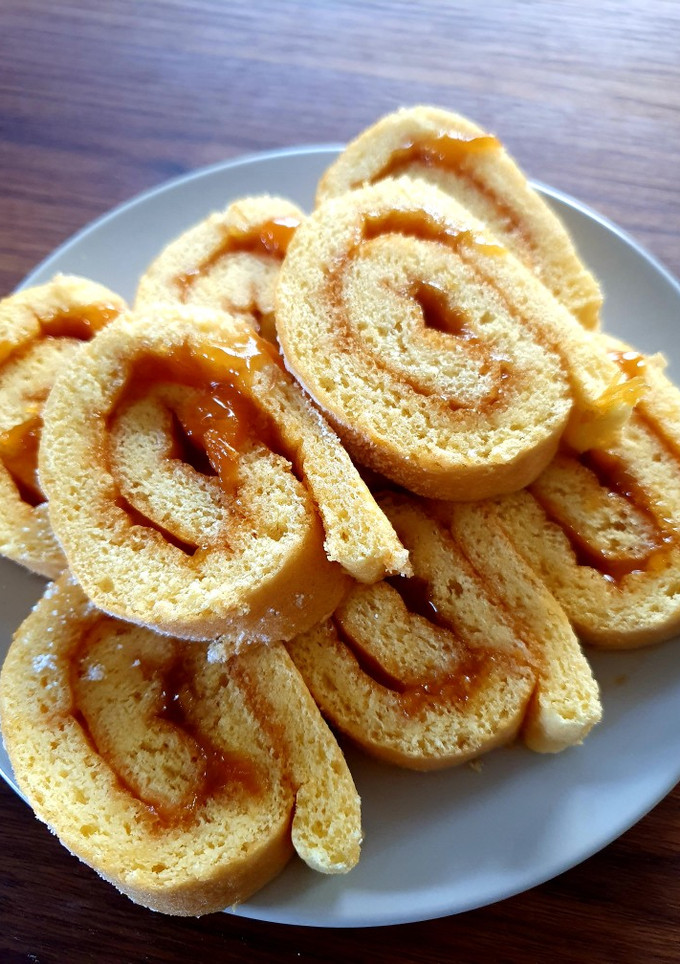 Piskótatekercs 🍑🔪 recept fotója
