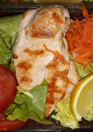Una foto de Pechuga Grillada y Ensalada 👩‍🍳day