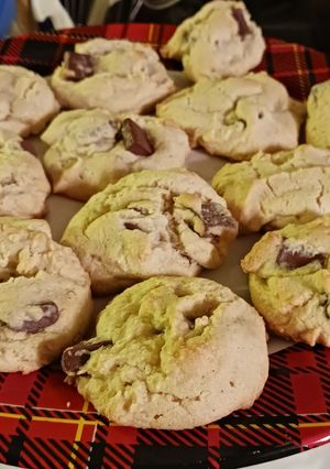 A picture of Peanutbutter Chocolate Chip Cookies.