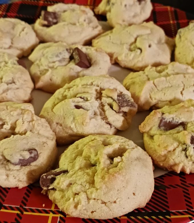 A picture of Peanutbutter Chocolate Chip Cookies.