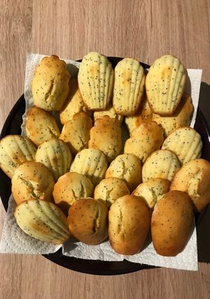 Une photo de Madeleines citron jaune/vert et pavot
