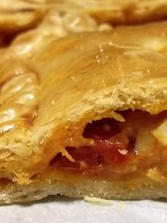 Una foto de Coca de tomate (empanada típica de Castellón)