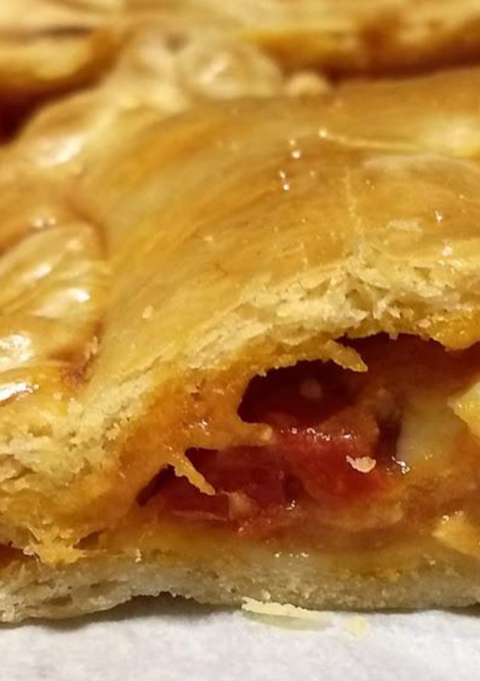 Una foto de Coca de tomate (empanada típica de Castellón)