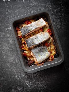 Una foto de Salmón al horno con patatas