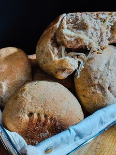 Una foto de Pan Integral saborizado con cebolla acaramelizada y orégano