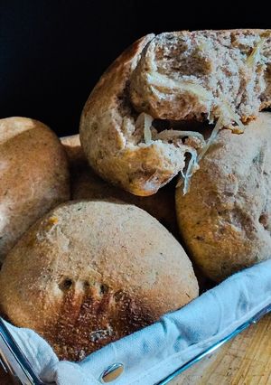 Una foto de Pan Integral saborizado con cebolla acaramelizada y orégano