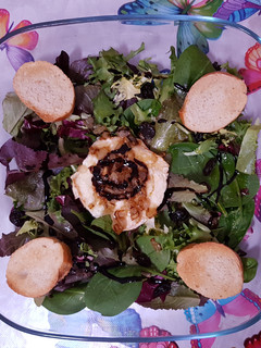 Una foto de Ensalada de rulo de cabra