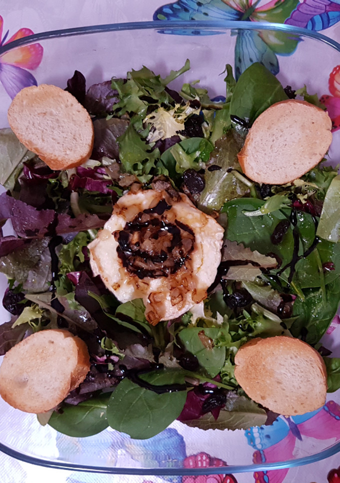 Una foto de Ensalada de rulo de cabra