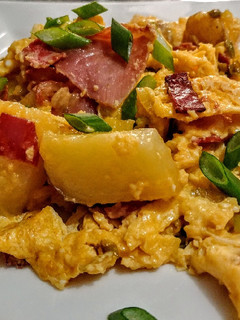 Una foto de HUEVOS🍳Revueltos, Papas Cocidas y Fiambres...!🥓🥩