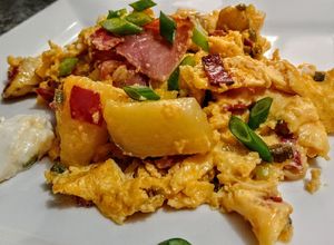 Una foto de HUEVOS🍳Revueltos, Papas Cocidas y Fiambres...!🥓🥩