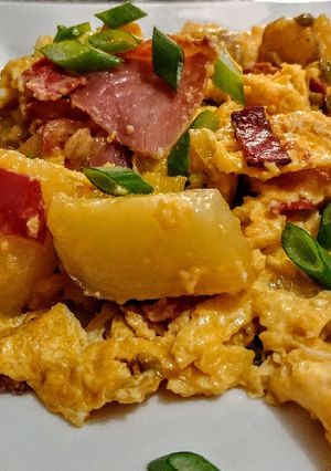 Una foto de HUEVOS🍳Revueltos, Papas Cocidas y Fiambres...!🥓🥩