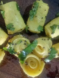 खांडवी (Khandvi recipe in Hindi) रेसिपी मुख्य फोटो