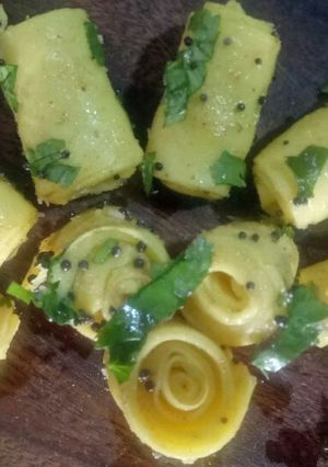 खांडवी (Khandvi recipe in Hindi) रेसिपी मुख्य फोटो