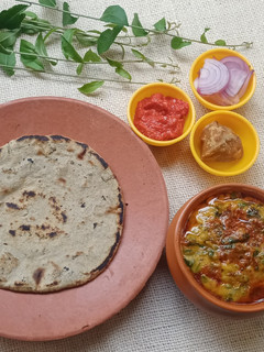 મેથી નું લોટ વાળું શાક (Methi Lot Valu Shak Recipe In Gujarati) રેસીપી મુખ્ય ફોટો