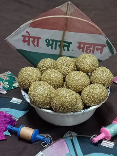 તલ ના લાડુ (Til Ladoo Recipe In Gujarati) રેસીપી મુખ્ય ફોટો