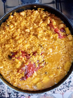 Una foto de Arroz con sepia, pollo y champiñones