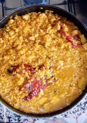 Una foto de Arroz con sepia, pollo y champiñones