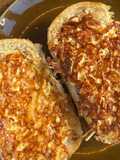 Tosta com queijo gratinado