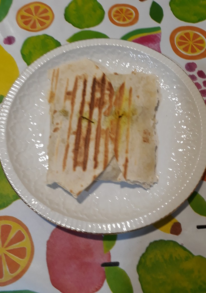 Una foto de Sándwich de tortita con queso, jamón y brotes de brócoli