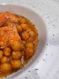 Garbanzos estofados al curry con salmón