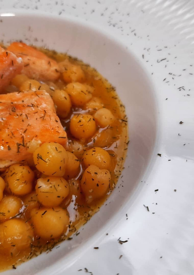 Una foto de Garbanzos estofados al curry con salmón