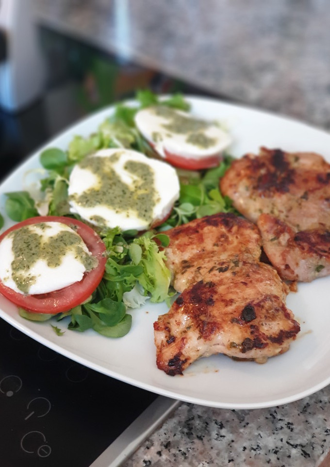Una foto de Contramuslos de pollo al ajillo con su guarnición